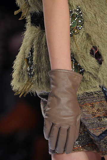 Los guantes de cuero se adaptan a todos los look y se encuentran en tonos habano como estos by Custo Barcelona